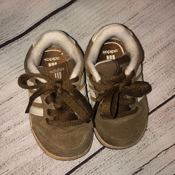 Adidas size 4 shoes - Picture 2 of 4